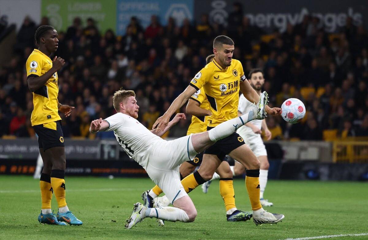 包含利物浦今晨完成体检德布劳内在雄鹿比赛中问鼎冠军，转会期拉齐奥调整名单以备CBA常规赛瞬间刷屏的词条